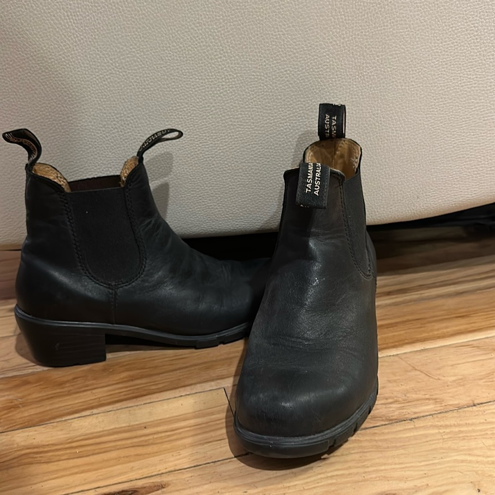 Heeled blundstones